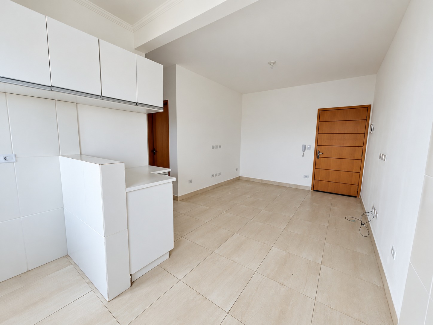 Sala do apartamento 09 integrada à cozinha com armários